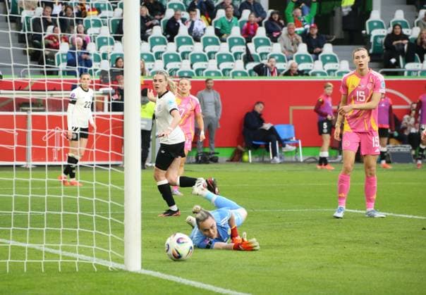 08.04.2025, xgrfx, Fußball UEFA Women s Nations League, Deutschland Frauen - Schottland Frauen v.l. Tor, Laura Freigang (Deutsche Frauennationalmannschaft) (DFL DFB REGULATIONS PROHIBIT ANY USE OF PHOTOGRAPHS as IMAGE SEQUENCES and or QUASI-VIDEO) Wolfsburg