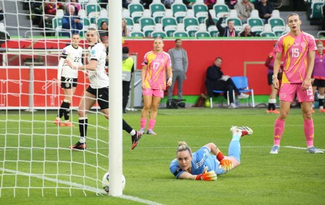 Sport Bilder des Tages 08.04.2025, xgrfx, Fußball UEFA Women s Nations League, Deutschland Frauen - Schottland Frauen v.l. Tor, Laura Freigang (Deutsche Frauennationalmannschaft) (DFL DFB REGULATIONS PROHIBIT ANY USE OF PHOTOGRAPHS as IMAGE SEQUENCES and or QUASI-VIDEO) Wolfsburg