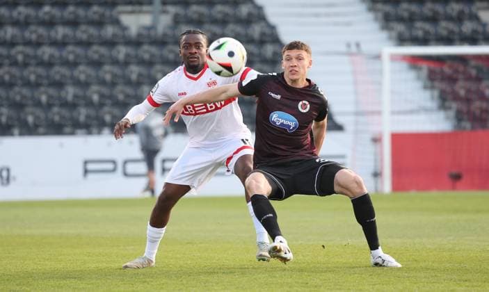 BAU Großaspach , Fußball 3.Liga , VfB Stuttgart II vs. Viktoria Köln , von links: Benjamin Boakye ( VfB ) Niklas May ( Köln )