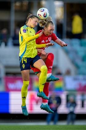 250408 Nathalie Björn of Sweden and Elise Hughes of Wales during the UEFA Women s Nations League football match between Sweden and Wales on April 8, 2025 in Gothenburg. Photo: Mathias Bergeld BILDBYRAN kod MB MI0812 fotboll football soccer fotball nations league uefa womens nations league sverige sweden wales dam bbeng Copyright: MATHIASxBERGELD BB250408MB042