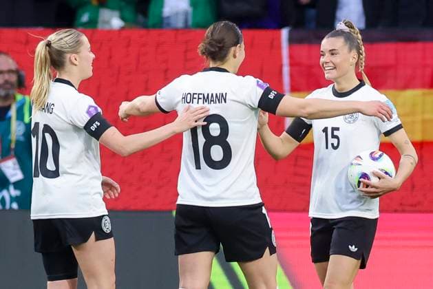 Selina Cerci (Germany) bejubelt ihren Treffer zum 6:1 mit Laura Freigang (Germany) und Giovanna Hoffmann (Germany), UEFA Women s Nations League 2024 25 Grp A1 MD4, Germany and Scotland, VfL Wolfsburg Arena am 08. April 2025 in Wolfsburg, Deutschland. (Foto von Marco Steinbrenner DeFodi Images) Selina Cerci (Germany) celebrates after scoring her teams sixth goal with Laura Freigang (Germany) and Giovanna Hoffmann (Germany), UEFA Women s Nations League 2024 25 Grp A1 MD4, Germany and Scotland, VfL Wolfsburg Arena, April 8, 2025 in Wolfsburg, Germany. (Photo by Marco Steinbrenner DeFodi Images)