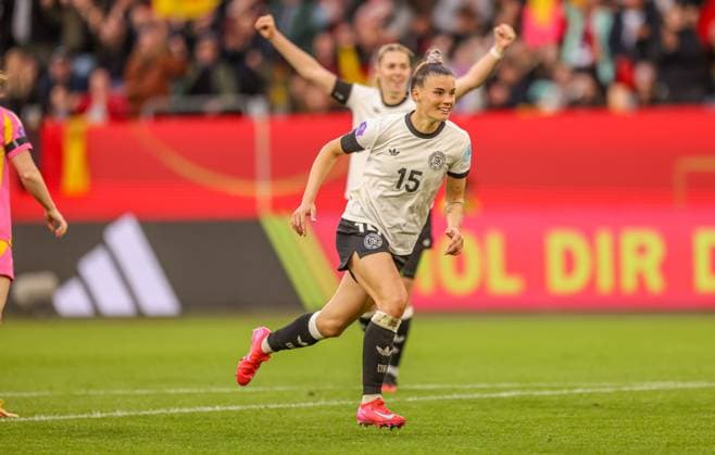 GER, Wolfsburg, Deutschland vs Schottland, Länderspiel, Fussball, DFB, Spielzeit 2024 2025, Volkswagen Arena, Nations League, 4. Spieltag im Bild: Selina Cerci (Deutschland 15) erzielt ein Tor und posiert vor der Kamera mit speziellem Jubel DFB DFL REGULATIONS PROHIBIT ANY USE OF PHOTOGRAPHS AS IMAGE SEQUENCES AND OR QUASI-VIDEO, 08.04.2025, Copyright: HMBxMedia HendrikxHamelau