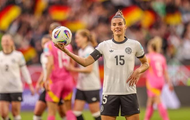 GER, Wolfsburg, Deutschland vs Schottland, Länderspiel, Fussball, DFB, Spielzeit 2024 2025, Volkswagen Arena, Nations League, 4. Spieltag im Bild: Selina Cerci (Deutschland 15) erzielt ein Tor und posiert vor der Kamera mit speziellem Jubel DFB DFL REGULATIONS PROHIBIT ANY USE OF PHOTOGRAPHS AS IMAGE SEQUENCES AND OR QUASI-VIDEO, 08.04.2025, Copyright: HMBxMedia HendrikxHamelau