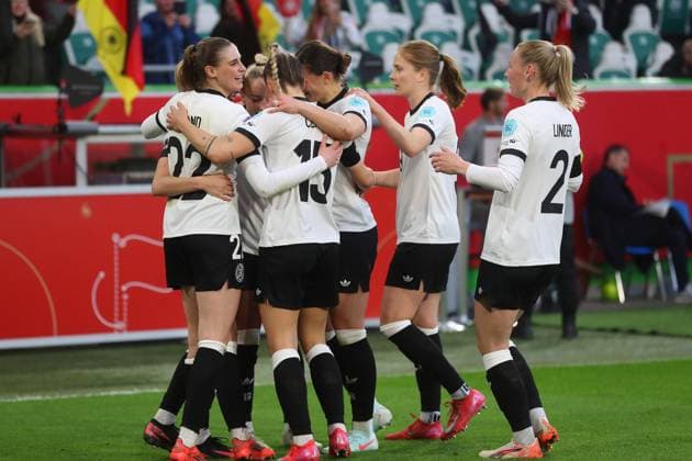 Deutschland - Schottland, DFB Frauen Wolfsburg, 08.04.2025, Fussball, UEFA Women s Nations League 2025, Deutschland - Schottland, Laura Freigang (Deutschland) jubelt mit der Mannschaft nach ihrem Tor zum 5:1 Wolfsburg