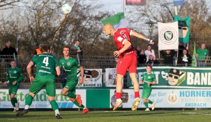 08.04.2025, Herren, Fussball, Saison 2024 2025, Regionalliga Bayern, 21. Spieltag: SpVgg Ansbach 09 - FC Wuerzburger Kickers v.li.: Jonas Bayerlein (SpVgg Ansbach 09), Lukas Oberseider (SpVgg Ansbach 09), Alem Japaur (FC Wuerzburger Kickers) erzielt das Tor zum 0:1, scores the goal 0:1 Ansbach Xaver-Bertsch-Sportpark Bayern Deutschland