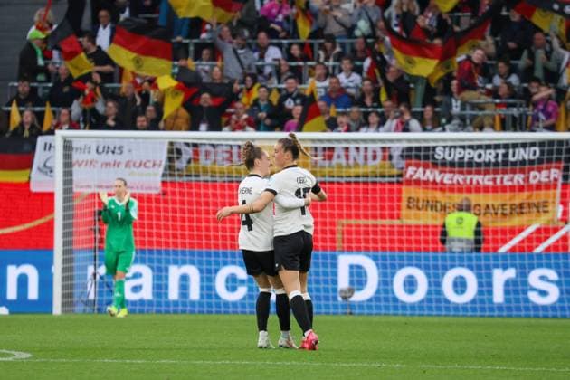Wolfsburg, Deutschland 08. April 2025: UEFA Nations League Women - 2025 - Deutschland vs. Schottland Im Bild: v.li. die Zweite Torschützin Selina Cerci (Deutschland) macht das Tor zum 1:1 und jubelt mit Sophia Kleinherne (Deutschland) Volkswagen Arena Niedersachsen Copyright: xFotostandx xFantinix