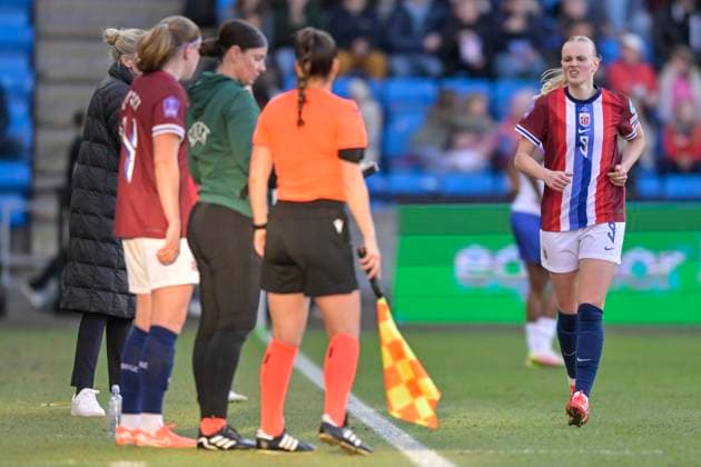 Womens National League 2025 Norway France Oslo 20250408 Norways Karina Saevik goes out and Signe Gaupset goes out during the Womens National League football match between Norway and France at Ullevaal Stadium Photo Annika Byrde NTB Oslo Norway EDITORIAL USE ONLY RESTRICTED USE FOR BETTING COMPANIES  Copyright: xAnnikaxByrdex xNTBx