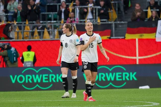 Wolfsburg, Deutschland 08. April 2025: UEFA Nations League Women - 2025 - Deutschland vs. Schottland Im Bild: v.li. die Zweite Torschützin Selina Cerci (Deutschland) macht das Tor zum 1:1 und jubelt Volkswagen Arena Niedersachsen Copyright: xFotostandx xFantinix