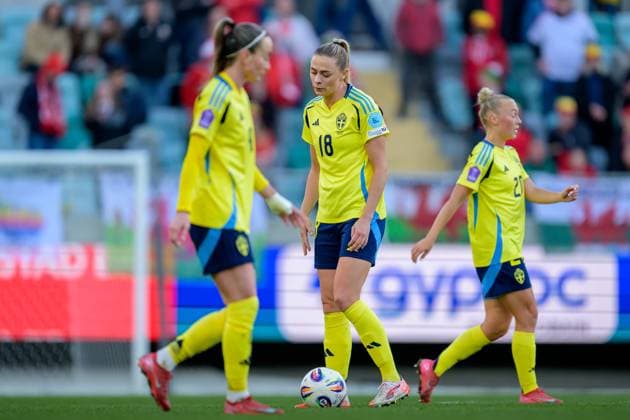250408 Kosovare Asllani , Fridolina Rolfö and Hanna Bennison of Sweden look dejected during the UEFA Women s Nations League football match between Sweden and Wales on April 8, 2025 in Gothenburg. Photo: Mathias Bergeld BILDBYRAN kod MB MI0812 fotboll football soccer fotball nations league uefa womens nations league sverige sweden wales dam bbeng depp Copyright: MATHIASxBERGELD BB250408MB045