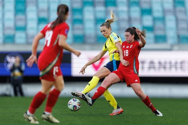 250408 Fridolina Rolfö of Sweden and Mared Griffiths of Wales during the UEFA Women s Nations League football match between Sweden and Wales on April 8, 2025 in Gothenburg. Photo: Michael Erichsen BILDBYRAN COP 89 MI0812 fotboll football soccer fotball nations league uefa womens nations league sverige sweden wales dam bbeng Copyright: MICHAELxERICHSEN BB250408MI025