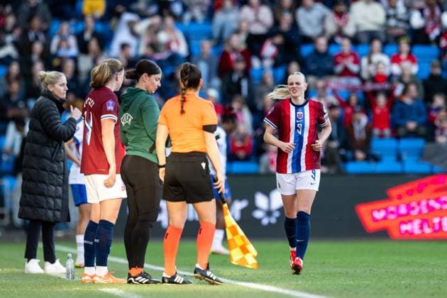 250408 Karina Saevik of Norway is substituted off during the UEFA Women™s Nations League football match between Norway and France on April 8, 2025 in Oslo. Photo: Vegard Grott BILDBYRAN kod VG VG0749 bbeng fotboll football soccer fotball nations league landskamp norge norway dam frankrike france uefa womens nations league Copyright: VEGARDxGRoTT BB250408VG038