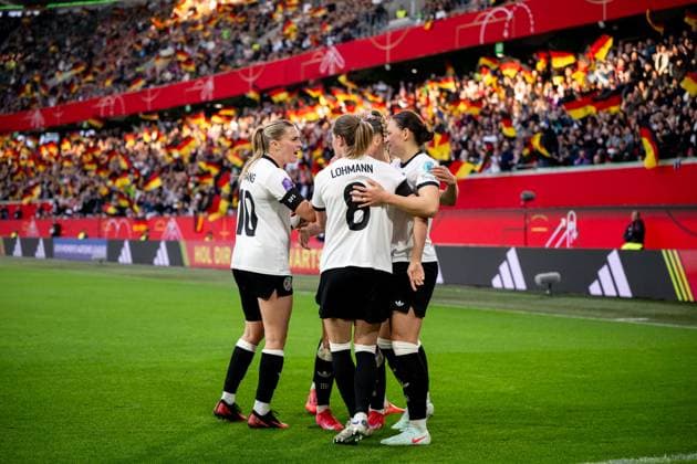 Laura Freigang (Deutschland, 10), Sydney Lohmann (Deutschland, 08), Giovanna Hoffmann (Deutschland, 18) und Team jubeln ueber das Tor zum 3:1, GER, Deutschland vs Schottland, Frauen Fussball Nationalmannschaft, UEFA Womens Nations League, Liga A, 4. Spieltag, Saison 2024 2025, 08.04.2025 GER, Deutschland vs Schottland, Frauen Fussball Nationalmannschaft, UEFA Womens Nations League, Liga A, 4. Spieltag, Saison 2024 2025, 08.04.2025 Wolfsburg Copyright: xEibner-Pressefoto Memmlerx EP_MMR