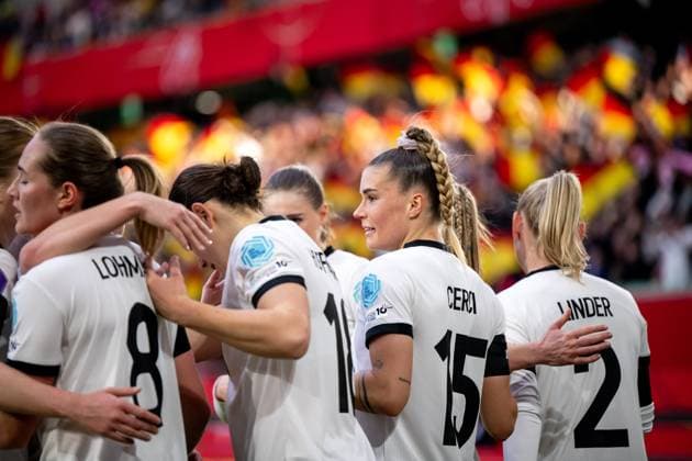 Selina Cerci (Deutschland, 15), Giovanna Hoffmann (Deutschland, 18) und Team jubeln ueber das Tor zum 3:1, GER, Deutschland vs Schottland, Frauen Fussball Nationalmannschaft, UEFA Womens Nations League, Liga A, 4. Spieltag, Saison 2024 2025, 08.04.2025 GER, Deutschland vs Schottland, Frauen Fussball Nationalmannschaft, UEFA Womens Nations League, Liga A, 4. Spieltag, Saison 2024 2025, 08.04.2025 Wolfsburg Copyright: xEibner-Pressefoto Memmlerx EP_MMR
