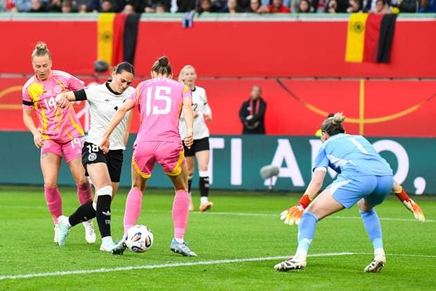 Fußball I Frauen I Saison 2024-2025 I Länderspiel I Deutschland - Schottland I 08.04.2025 Giovanna Hoffmann (18, Deutschland) setzt sich gegen Rachel McLauchlan (14, Schottland), Jenna Clark (15, Schottland) durch und überwindet Lee Alexander (1, Schottland) Wolfsburg Volkswagen Arena Niedersachsen Deutschland Copyright: xLobeca InesxHähnelx