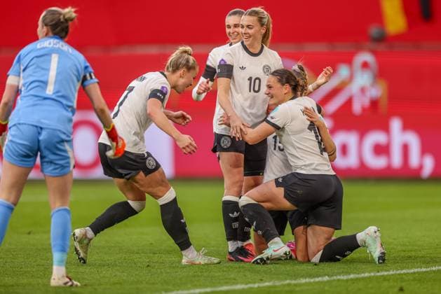 GER, Wolfsburg, Deutschland vs Schottland, Länderspiel, Fussball, DFB, Spielzeit 2024 2025, Volkswagen Arena, Nations League, 4. Spieltag im Bild: Torjubel Deutschland mit Giovanna Hoffmann (Deutschland 18) und Selina Cerci (Deutschland 15) DFB DFL REGULATIONS PROHIBIT ANY USE OF PHOTOGRAPHS AS IMAGE SEQUENCES AND OR QUASI-VIDEO, 08.04.2025, Copyright: HMBxMedia HendrikxHamelau