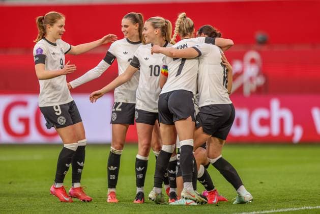 GER, Wolfsburg, Deutschland vs Schottland, Länderspiel, Fussball, DFB, Spielzeit 2024 2025, Volkswagen Arena, Nations League, 4. Spieltag im Bild: Torjubel Deutschland mit Giovanna Hoffmann (Deutschland 18) und Selina Cerci (Deutschland 15) DFB DFL REGULATIONS PROHIBIT ANY USE OF PHOTOGRAPHS AS IMAGE SEQUENCES AND OR QUASI-VIDEO, 08.04.2025, Copyright: HMBxMedia HendrikxHamelau