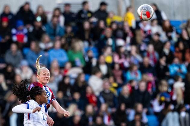 250408 Marie-Antoinette Katoto of France and Guro Bergsvand of Norway during the UEFA Women™s Nations League football match between Norway and France on April 8, 2025 in Oslo. Photo: Vegard Grott BILDBYRAN kod VG VG0749 bbeng fotboll football soccer fotball nations league landskamp norge norway dam frankrike france uefa womens nations league Copyright: VEGARDxGRoTT BB250408VG040