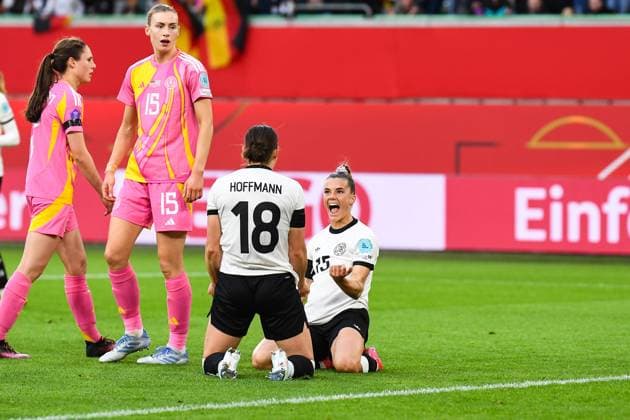 Fußball I Frauen I Saison 2024-2025 I Länderspiel I Deutschland - Schottland I 08.04.2025 Torjubel Giovanna Hoffmann (18, Deutschland) und Selina Cerci (15, Deutschland) knien jubelnd am Boden und ballen die Fäuste Wolfsburg Volkswagen Arena Niedersachsen Deutschland Copyright: xLobeca InesxHähnelx