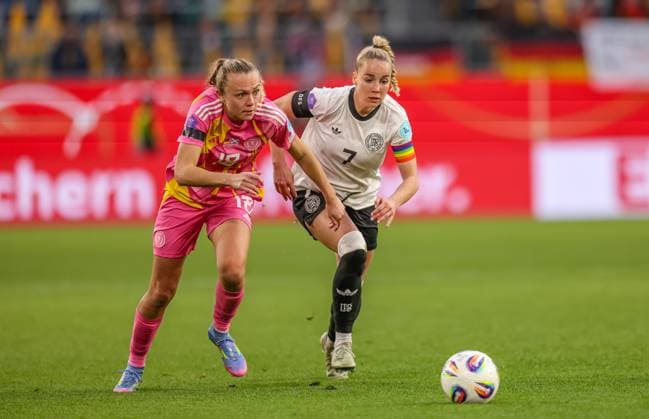 GER, Wolfsburg, Deutschland vs Schottland, Länderspiel, Fussball, DFB, Spielzeit 2024 2025, Volkswagen Arena, Nations League, 4. Spieltag im Bild v.l.: Kirsty Smith (Schottland 17), Giulia Gwinn (Deutschland 7) DFB DFL REGULATIONS PROHIBIT ANY USE OF PHOTOGRAPHS AS IMAGE SEQUENCES AND OR QUASI-VIDEO, 08.04.2025, Copyright: HMBxMedia HendrikxHamelau