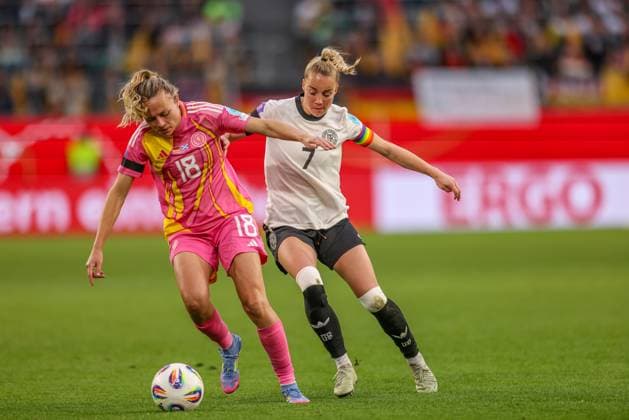 GER, Wolfsburg, Deutschland vs Schottland, Länderspiel, Fussball, DFB, Spielzeit 2024 2025, Volkswagen Arena, Nations League, 4. Spieltag im Bild v.l.: Claire Emslie (Schottland 18), Giulia Gwinn (Deutschland 7) DFB DFL REGULATIONS PROHIBIT ANY USE OF PHOTOGRAPHS AS IMAGE SEQUENCES AND OR QUASI-VIDEO, 08.04.2025, Copyright: HMBxMedia HendrikxHamelau