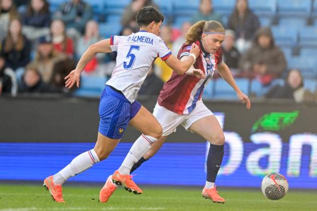 Womens National League 2025 Norway France Oslo 20250408 Norways Signe Gaupset and Frances Elisa De Almeida during the Womens National League football match between Norway and France at Ullevaal Stadium Photo Annika Byrde NTB Oslo Norway EDITORIAL USE ONLY RESTRICTED USE FOR BETTING COMPANIES  Copyright: xAnnikaxByrdex xNTBx