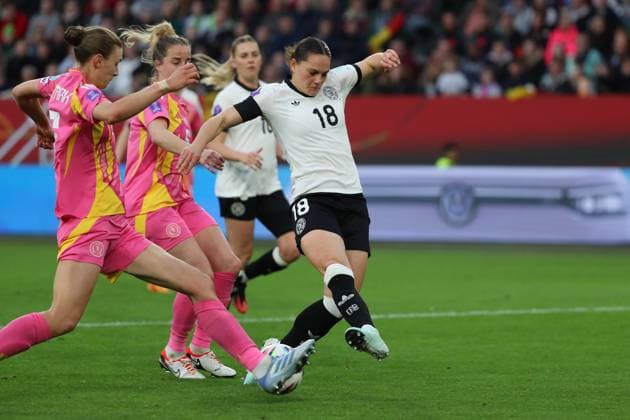 Deutschland - Schottland, DFB Frauen Wolfsburg, 08.04.2025, Fussball, UEFA Women s Nations League 2025, Deutschland - Schottland, Jenna Clark (Schottland), Kirsty Smith (Schottland), Giovanna Hoffmann (Deutschland) Wolfsburg