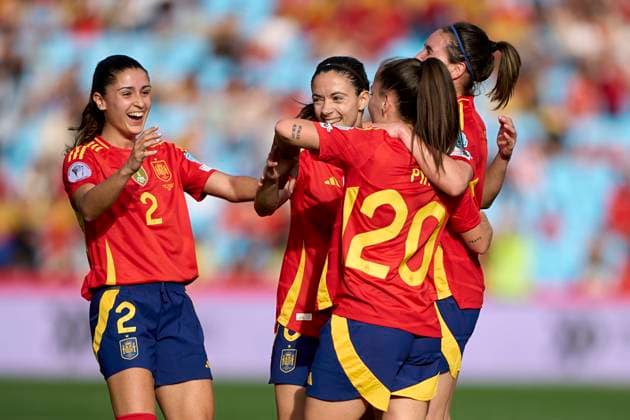 Sport Bilder des Tages Spain v Portugal - UEFA Women s Nations League 2024 25 Grp A3 MD4 Aitana Bonmati of Spain celebrates with her teammates after scoring her team s second goal during the Women s Nations League Group A3 match between Spain and Portugal at Estadio Abanca Balaidos in Vigo, Spain, on April 8, 2025. Vigo Spain  Copyright: xJosexManuelxAlvarezxReyx originalFilename:alvarezrey-spainvsp250408_nprrj.jpg