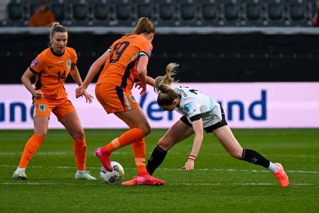WOMEN SOCCER - NL, AUT vs NED ALTACH,AUSTRIA,08.APR.25 - WOMEN SOCCER - UEFA Women s Nations League, OEFB international match, Länderspiel, Nationalmannschaft Austria vs Netherlands. Image shows Jackie Groenen, Wicke Kaptein (NED) and Marie-Therese Hoebinger (AUT).  GEPAxpictures xOliverxLerch