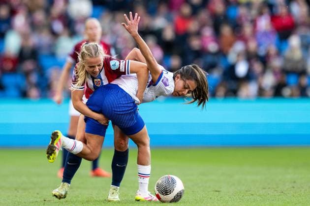 Sport Themen der Woche KW15 Sport Bilder des Tages 250408 Emilie Woldvik of Norway and Selma Bacha of France during the UEFA Women™s Nations League football match between Norway and France on April 8, 2025 in Oslo. Photo: Vegard Grott BILDBYRAN kod VG VG0749 bbeng fotboll football soccer fotball nations league landskamp norge norway dam frankrike france uefa womens nations league *** 250408 Emilie Woldvik of Norway and Selma Bacha of France during the UEFA Women™s Nations League football match between Norway and France on April 8, 2025 in Oslo Photo Vegard Grott BILDBYRAN kod VG VG0749 bbeng fotboll football soccer fotball nations league landskamp norge norway dam frankrike france uefa womens nations league  Copyright: VEGARDxGRoTT BB250408VG048