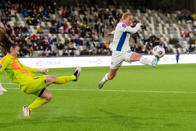 Linda Sällström (R) of Finland tries to block a ball clearing kick by goalkeeper Lauren Brzykcy of Hungary during the Women s UEFA Nations League Group B3 football match between Finland and Hungary in Tampere, Finland, on April 8, 2025. Tampere TAMMELAN STADION PIRKANMAA Finland LKFTVX20250408203629DOXS  Copyright: xMikaxKylmäniemix LKFTVX20250408203629DOXS