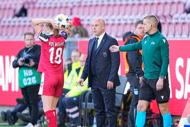 UEFA Women s Nations League: Denmark - Italy Denmarks Sara Holmgaard and Italys coach Andrea Soncin during the UEFA Women s Nations League match between Denmark and Italy at MCH Arena in Herning on Tuesday, April 8, 2025. (Photo: Bo Amstrup Scanpix 2025) , Herning Denmark Copyright: BoxAmstrupx spdk20250408-183033-L