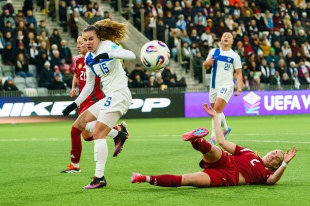 Aino Kröger (L) of Finland looks on as Beatrix Fördos of Hungary manages to kick the ball away during the Women s UEFA Nations League Group B3 football match between Finland and Hungary in Tampere, Finland, on April 8, 2025. Tampere TAMMELAN STADION PIRKANMAA Finland LKFTVX20250408203606QFZR  Copyright: xMikaxKylmäniemix LKFTVX20250408203606QFZR
