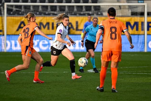 WOMEN SOCCER - NL, AUT vs NED ALTACH,AUSTRIA,08.APR.25 - WOMEN SOCCER - UEFA Women s Nations League, OEFB international match, Länderspiel, Nationalmannschaft Austria vs Netherlands. Image shows Kerstin Casparij (NED), Marie-Therese Hoebinger (AUT) and Sherida Spitse (NED).  GEPAxpictures xOliverxLerch
