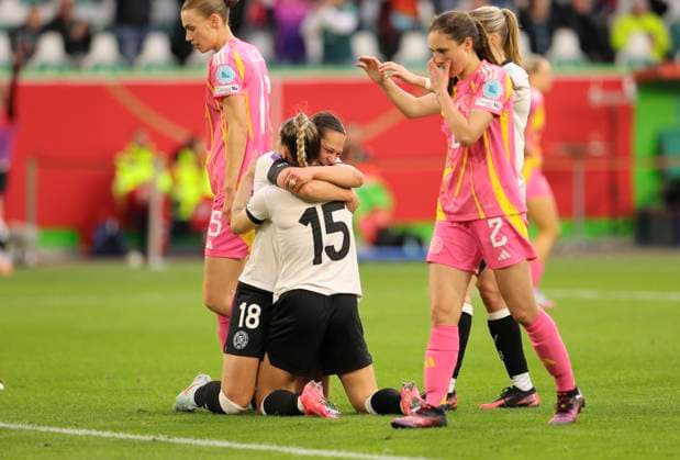 Foto : Torjubel beim 4-1 für Deutschland , die Torschützi Giovanna HOFFMANN wird umarmt von Selina CERCI (15) Fussball international, Frauen Länderspiel in Wolfsburg - UEFA Womens Nations League - am Di. 08.04.2025 Deutschland - Schottland 6 - 1