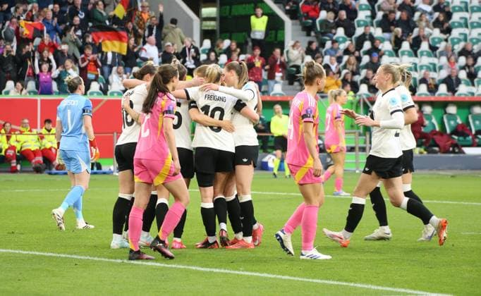 08.04.2025, xgrfx, Fußball UEFA Women s Nations League, Deutschland Frauen - Schottland Frauen v.l. Tor, Giovanna Hoffmann (Deutsche Frauennationalmannschaft) (DFL DFB REGULATIONS PROHIBIT ANY USE OF PHOTOGRAPHS as IMAGE SEQUENCES and or QUASI-VIDEO) Wolfsburg