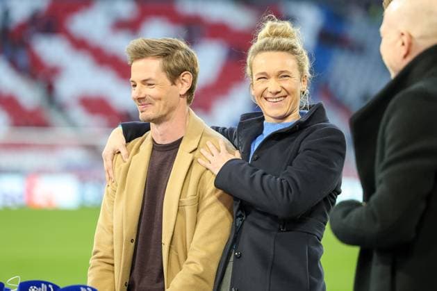 Josephine Henning mit Alexander Schlueter, lachen, gute Laune, GER, FC Bayern Muenchen vs. Inter Mailand, Fussball, UEFA Champions League, Viertelfinale Hinspiel, Spielzeit 2024 2025, 08.04.2025, GER, FC Bayern Muenchen vs. Inter Mailand, Fussball, UEFA Champions League, Viertelfinale Hinspiel, Spielzeit 2024 2025, 08.04.2025 Muenchen Copyright: xEibner-Pressefoto JennixMaulx EP_JML