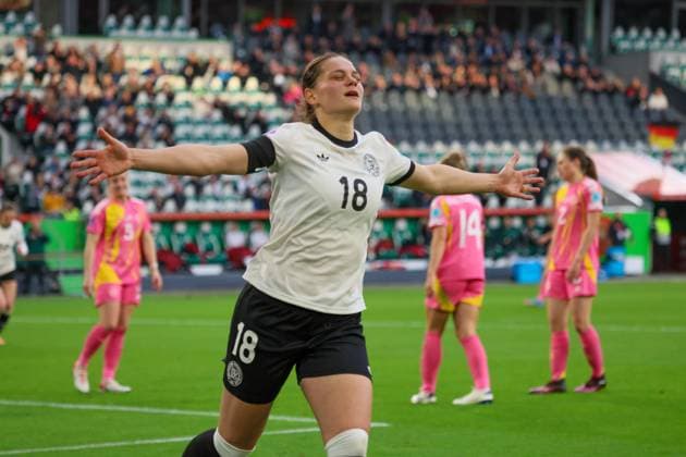 Wolfsburg, Deutschland 08. April 2025: UEFA Nations League Women - 2025 - Deutschland vs. Schottland Im Bild: Torschützin Giovanna Hoffmann (Deutschland) macht das Tor zum 3:1 und jubelt Volkswagen Arena Niedersachsen Copyright: xFotostandx xFantinix