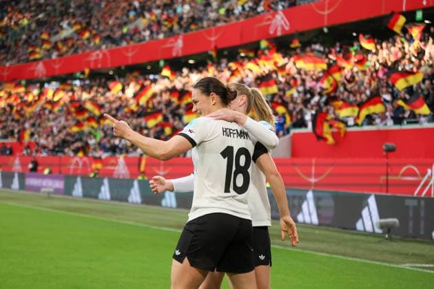 Wolfsburg, Deutschland 08. April 2025: UEFA Nations League Women - 2025 - Deutschland vs. Schottland Im Bild: v.li. Torschützin Giovanna Hoffmann (Deutschland) macht das Tor zum 3:1 und jubelt mit Sarai Linder (Deutschland) Volkswagen Arena Niedersachsen Copyright: xFotostandx xFantinix