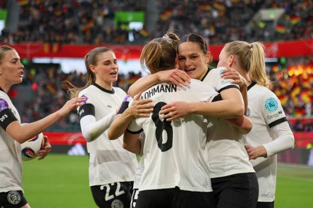 Wolfsburg, Deutschland 08. April 2025: UEFA Nations League Women - 2025 - Deutschland vs. Schottland Im Bild: Torschützin Giovanna Hoffmann (Deutschland), von rechts die Zweite, macht das Tor zum 3:1 und jubelt mit ihren Mannschaftskolleginnen Volkswagen Arena Niedersachsen Copyright: xFotostandx xFantinix