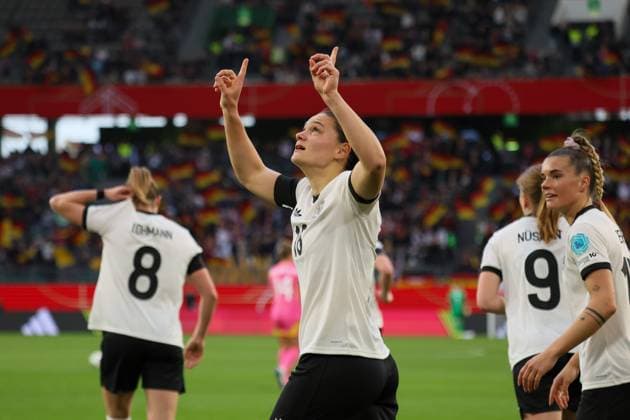 Wolfsburg, Deutschland 08. April 2025: UEFA Nations League Women - 2025 - Deutschland vs. Schottland Im Bild: v.li. Torschützin Giovanna Hoffmann (Deutschland) macht das Tor zum 3:1 und jubelt Volkswagen Arena Niedersachsen Copyright: xFotostandx xFantinix