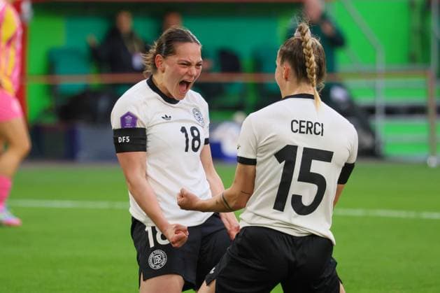 Wolfsburg, Deutschland 08. April 2025: UEFA Nations League Women - 2025 - Deutschland vs. Schottland Im Bild: v.li. Torschützin Giovanna Hoffmann (Deutschland) macht das Tor zum 4:1 und jubelt mit Selina Cerci (Deutschland) Volkswagen Arena Niedersachsen Copyright: xFotostandx xFantinix