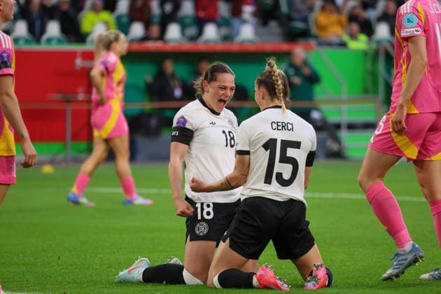 Wolfsburg, Deutschland 08. April 2025: UEFA Nations League Women - 2025 - Deutschland vs. Schottland Im Bild: v.li. Torschützin Giovanna Hoffmann (Deutschland) macht das Tor zum 4:1 und jubelt mit Selina Cerci (Deutschland) Volkswagen Arena Niedersachsen Copyright: xFotostandx xFantinix