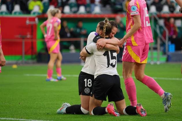 Wolfsburg, Deutschland 08. April 2025: UEFA Nations League Women - 2025 - Deutschland vs. Schottland Im Bild: v.li. Torschützin Giovanna Hoffmann (Deutschland) macht das Tor zum 4:1 und jubelt mit Selina Cerci (Deutschland) Volkswagen Arena Niedersachsen Copyright: xFotostandx xFantinix
