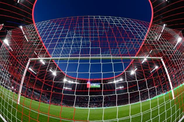 vor Spielbeginn: Totale Innenraum Blick durch das Tor Tornetz Uebersicht blaue Stunde FC Bayern Muenchen FCB vs FC Inter Mailand Internazionale Milano Viertelfinale Hinspiel 08.04.2025 DFL REGULATIONS PROHIBIT ANY USE OF PHOTOGRAPHS AS IMAGE SEQUENCES AND OR QUASI-VIDEO FC Bayern Muenchen FCB vs FC Inter Mailand Internazionale Milano