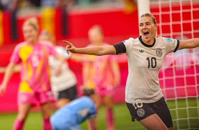 GER, Wolfsburg, Deutschland vs Schottland, Länderspiel, Fussball, DFB, Spielzeit 2024 2025, Volkswagen Arena, Nations League, 4. Spieltag im Bild: Laura Freigang (Deutschland 10) erzielt das Tor zum 5:1 gegen Schottland DFB DFL REGULATIONS PROHIBIT ANY USE OF PHOTOGRAPHS AS IMAGE SEQUENCES AND OR QUASI-VIDEO, 08.04.2025, Copyright: HMBxMedia HendrikxHamelau