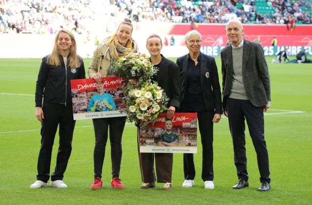 08.04.2025, xgrfx, Fußball UEFA Women s Nations League, Deutschland Frauen - Schottland Frauen v.l. Verabschiedung Lina Magull und Almuth Schult (Deutsche Frauennationalmannschaft) (DFL DFB REGULATIONS PROHIBIT ANY USE OF PHOTOGRAPHS as IMAGE SEQUENCES and or QUASI-VIDEO) Wolfsburg