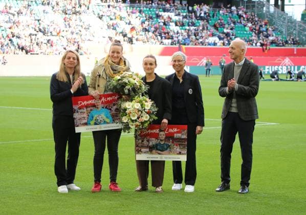 08.04.2025, xgrfx, Fußball UEFA Women s Nations League, Deutschland Frauen - Schottland Frauen v.l. Verabschiedung Lina Magull und Almuth Schult (Deutsche Frauennationalmannschaft) (DFL DFB REGULATIONS PROHIBIT ANY USE OF PHOTOGRAPHS as IMAGE SEQUENCES and or QUASI-VIDEO) Wolfsburg
