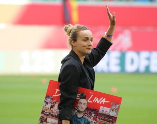 08.04.2025, xgrfx, Fußball UEFA Women s Nations League, Deutschland Frauen - Schottland Frauen v.l. Verabschiedung Lina Magull (Deutsche Frauennationalmannschaft) (DFL DFB REGULATIONS PROHIBIT ANY USE OF PHOTOGRAPHS as IMAGE SEQUENCES and or QUASI-VIDEO) Wolfsburg