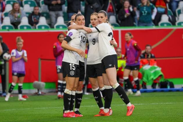 Wolfsburg, Deutschland 08. April 2025: UEFA Nations League Women - 2025 - Deutschland vs. Schottland Im Bild: v.li. Torschützin Selina Cerci (Deutschland) macht das Tor zum 2:1 für Deutschland und jubelt mit Sjoeke Nüsken Nuesken (Deutschland) und Jule Brand (Deutschland) Volkswagen Arena Niedersachsen Copyright: xFotostandx xFantinix