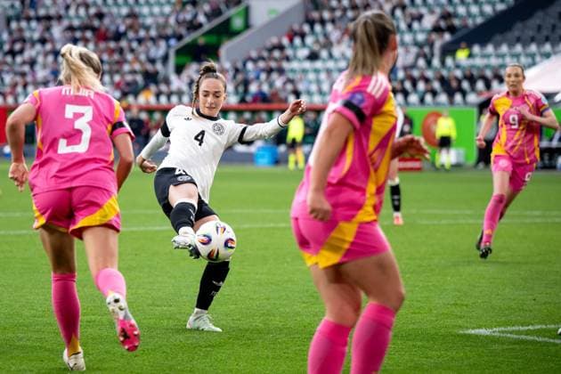 Sophia Kleinherne (Deutschland, 04) am Ball im Zweikampf mit Amy Muir (Schottland, 03), GER, Deutschland vs Schottland, Frauen Fussball Nationalmannschaft, UEFA Womens Nations League, Liga A, 4. Spieltag, Saison 2024 2025, 08.04.2025 GER, Deutschland vs Schottland, Frauen Fussball Nationalmannschaft, UEFA Womens Nations League, Liga A, 4. Spieltag, Saison 2024 2025, 08.04.2025 Wolfsburg Copyright: xEibner-Pressefoto Memmlerx EP_MMR